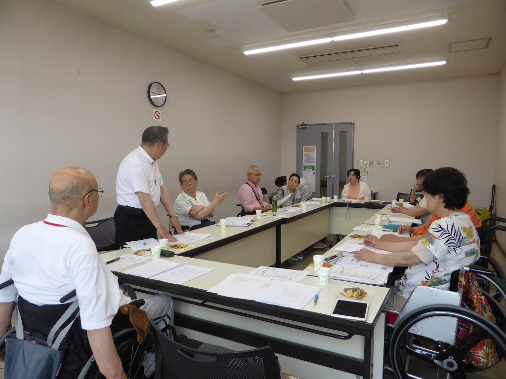 障がい者スポーツの車いすツインバスケット試合風景